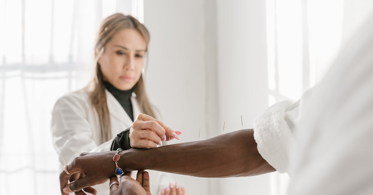 découvrez l'acupression, une thérapie douce issue de la médecine traditionnelle chinoise. apprenez à soulager vos tensions, améliorer votre bien-être et retrouver l'équilibre grâce à des techniques simples d'acupression que vous pouvez pratiquer chez vous.