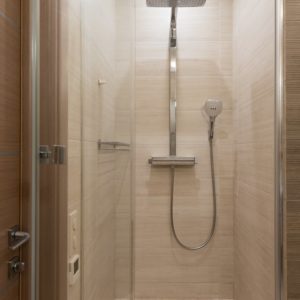 Découvrez les accessoires indispensables pour une douche confortable