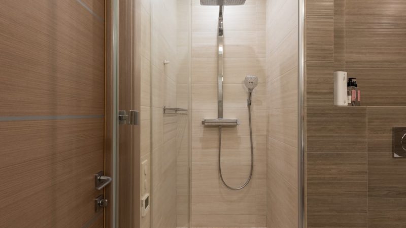 Découvrez les accessoires indispensables pour une douche confortable