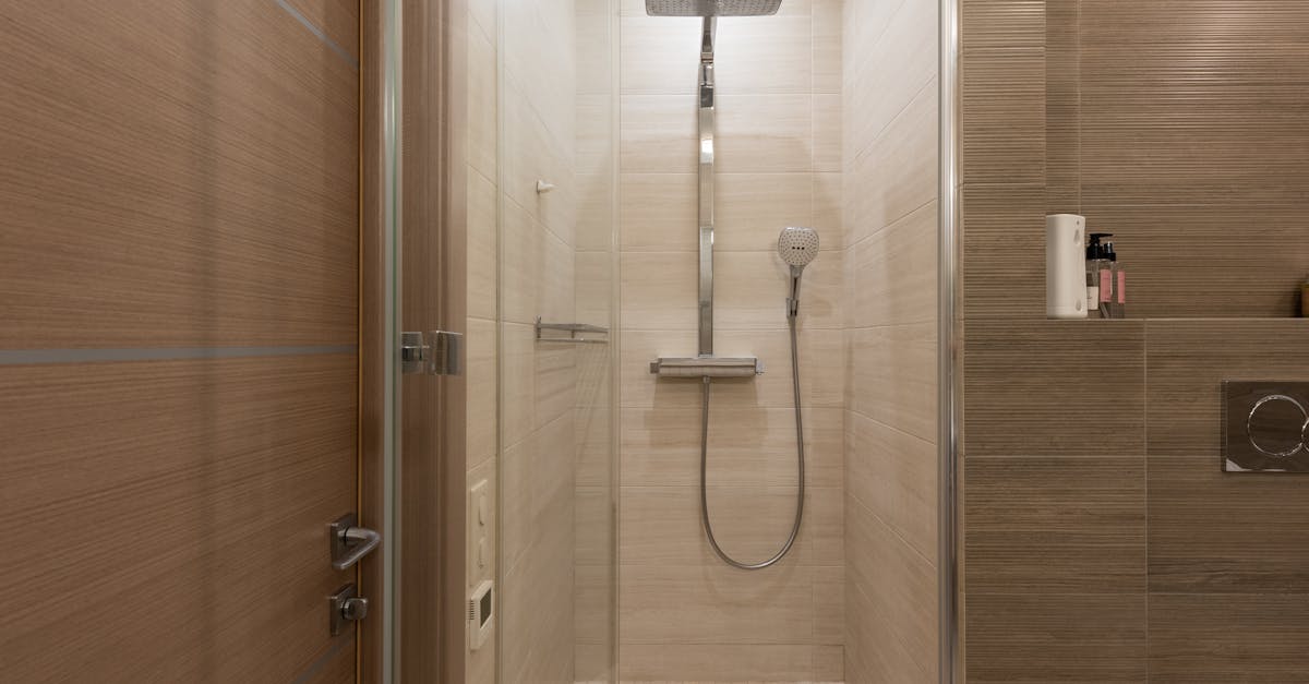 Découvrez les accessoires indispensables pour une douche confortable