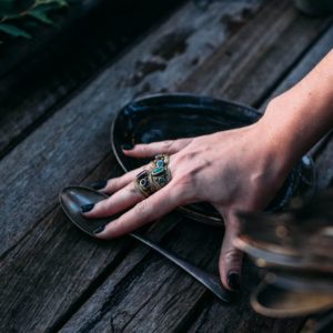 Découvrez les avantages uniques des bijoux en bois pour un style naturel