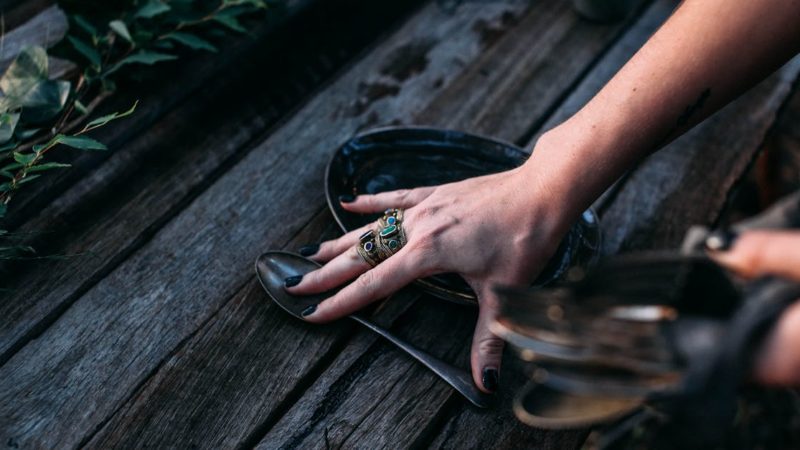 Découvrez les avantages uniques des bijoux en bois pour un style naturel