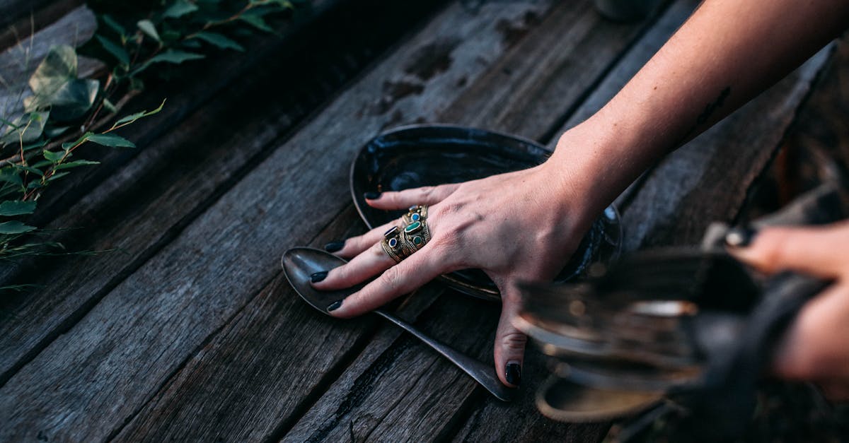 Découvrez les avantages uniques des bijoux en bois pour un style naturel