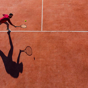 Quels contrôles effectuer avant l’ouverture au jeu d’une construction court de tennis en terre battue à Avignon ?